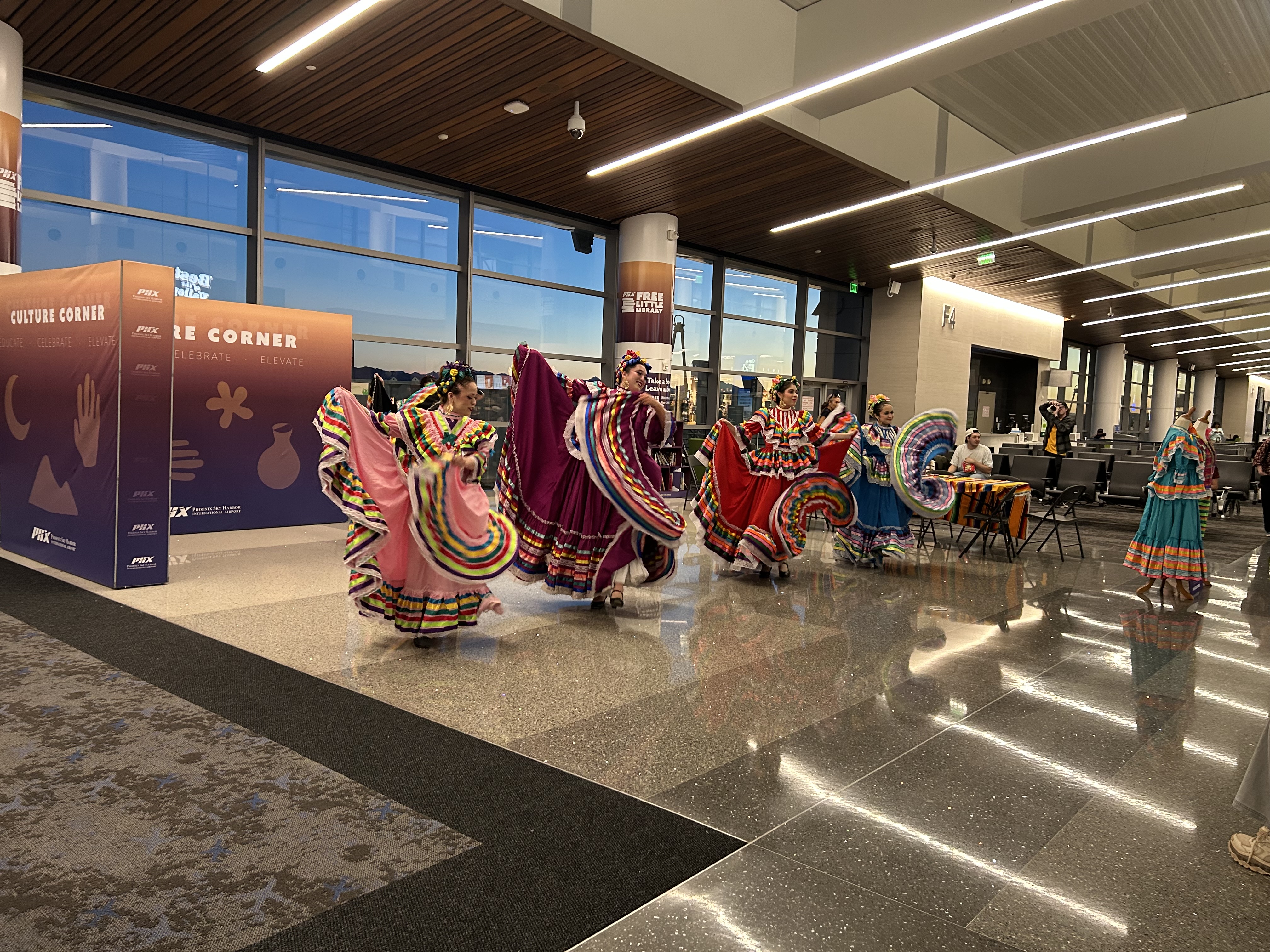 Picture of Baile Folklórico danceres